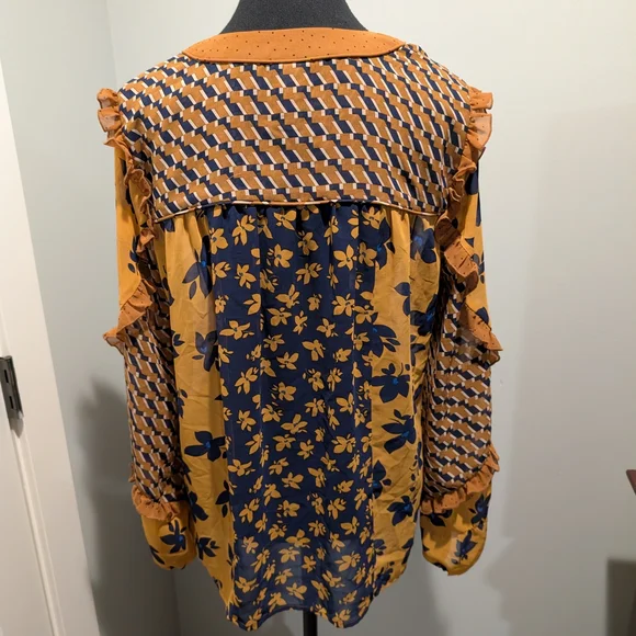 Cabi Geometric Pattern Top - Picture 7 of 10